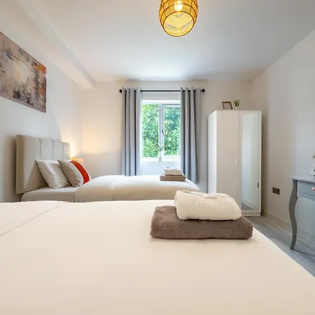 Ashview 6 - Heathrow - Windsor - Free Parking Apartment Staines-upon-Thames Exterior photo