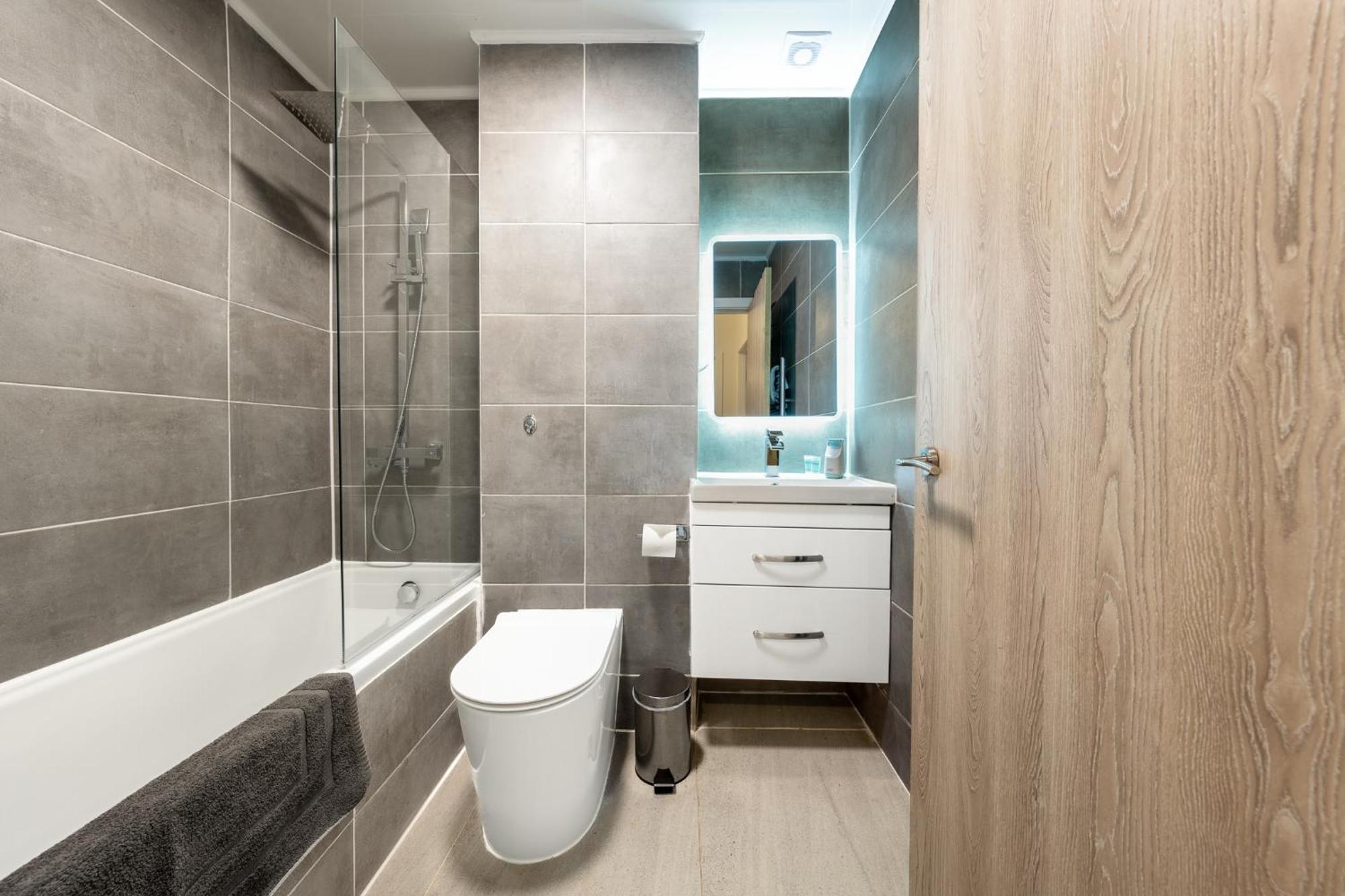 Ashview 6 - Heathrow - Windsor - Free Parking Staines-upon-Thames
